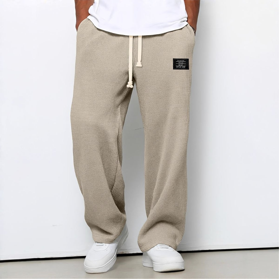 Pantalon ample beige sable en maille gaufrée, cordon crème, porté avec t-shirt blanc 7
