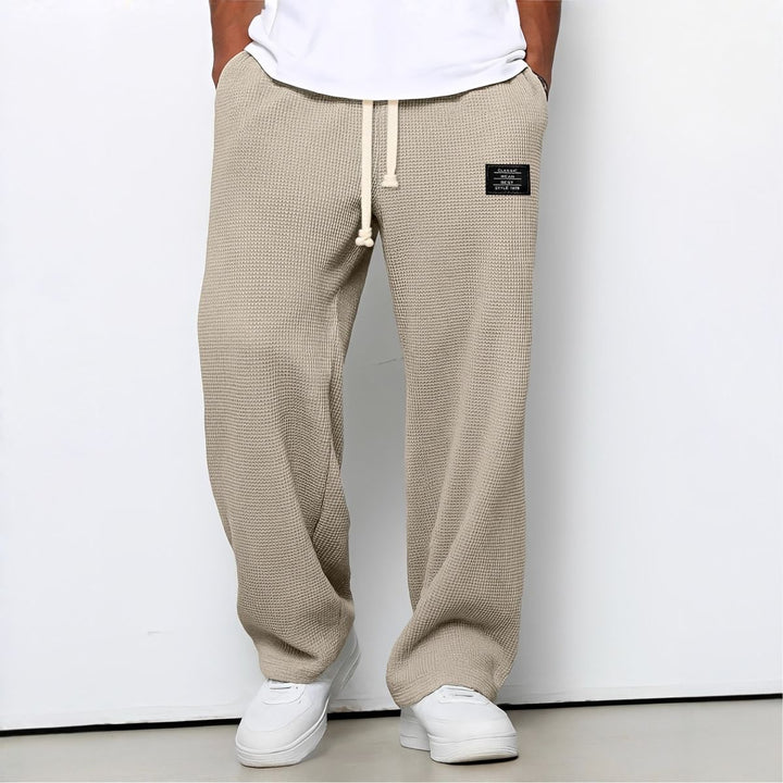 Pantalon ample beige sable en maille gaufrée, cordon crème, porté avec t-shirt blanc 7