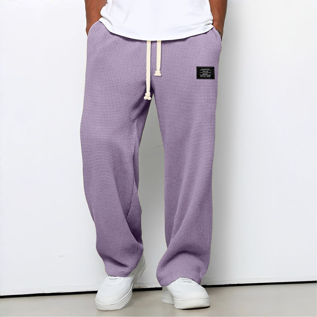 Pantalon ample lilas en maille gaufrée, cordon de serrage à la taille, porté avec t-shirt blanc 10