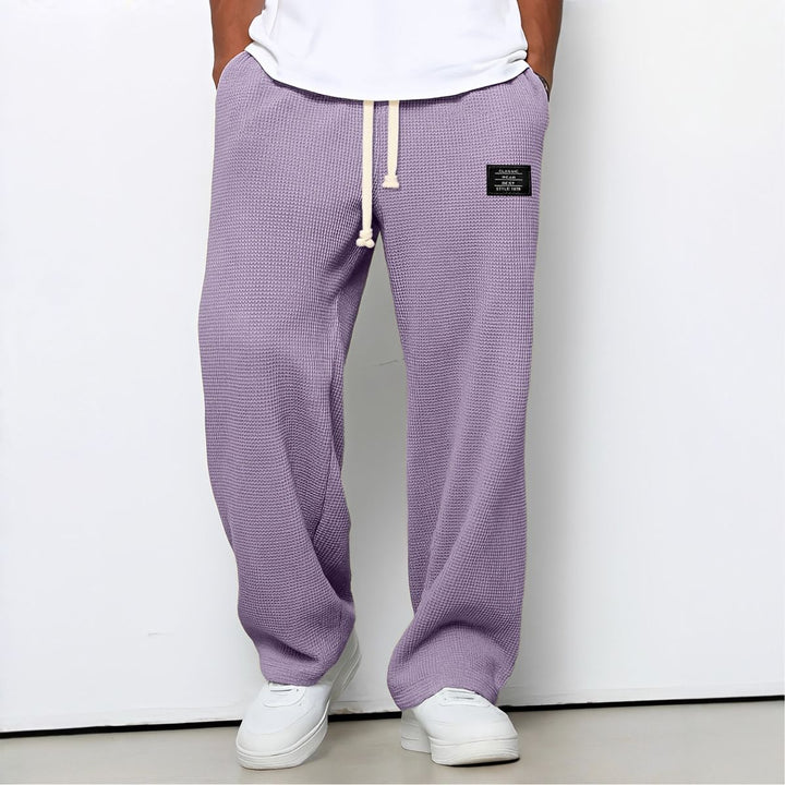 Pantalon ample lilas en maille gaufrée, cordon de serrage à la taille, porté avec t-shirt blanc 10
