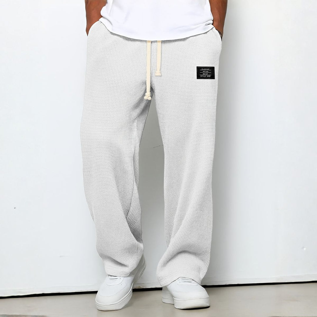 Pantalon ample blanc cassé en maille gaufrée, cordon à la taille, porté avec baskets blanches 8