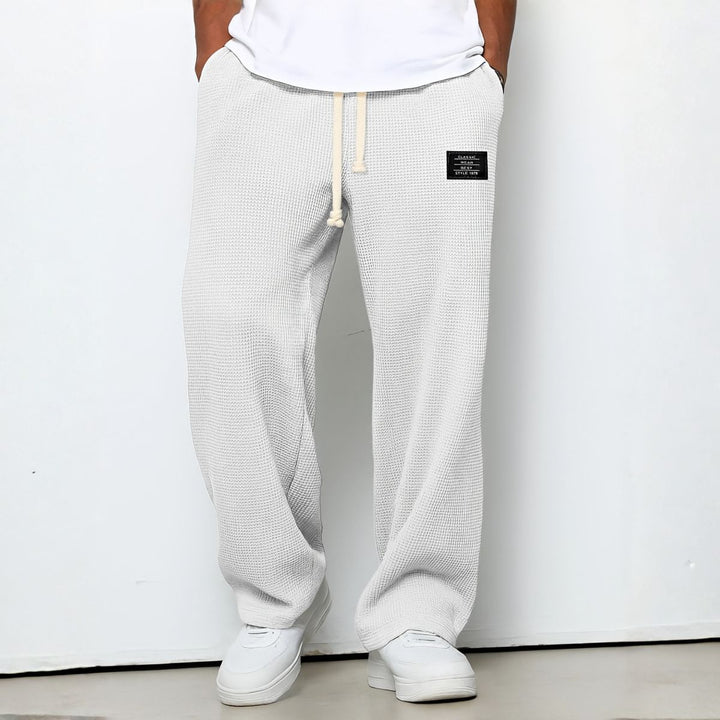 Pantalon ample blanc cassé en maille gaufrée, cordon à la taille, porté avec baskets blanches 8