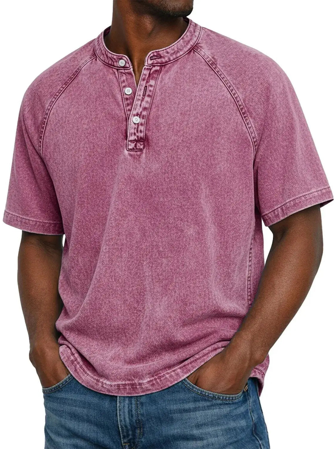Homme portant le t-shirt Henley lavé rose framboise à manches raglan et col boutonné, mains dans les poches d'un jean. 10