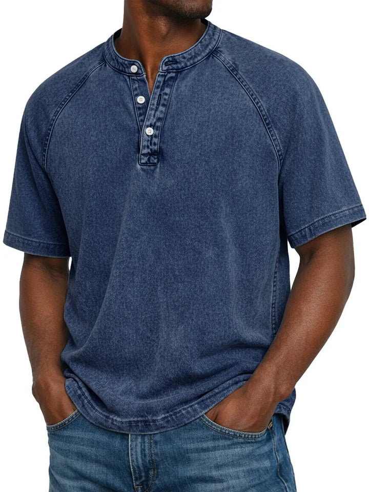 Homme portant le t-shirt Henley lavé bleu marine à manches raglan et col boutonné, vu de face avec un jean. 3