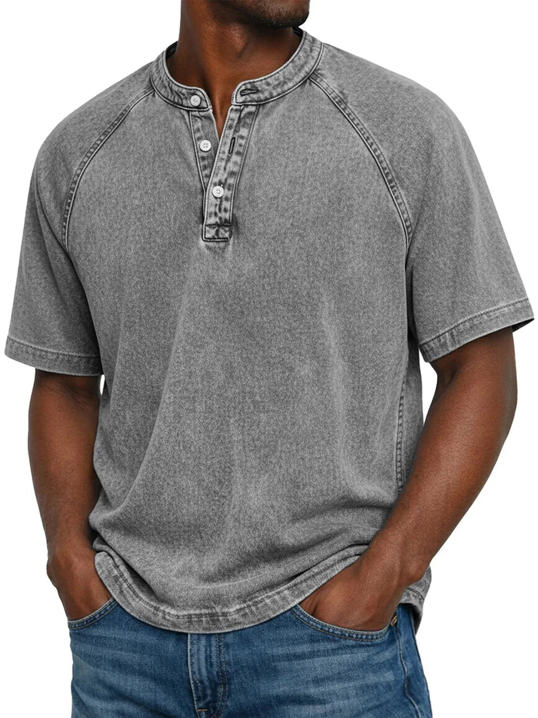 Homme portant le t-shirt Henley lavé gris à manches raglan, patte de boutonnage à trois boutons, porté avec un jean. 4