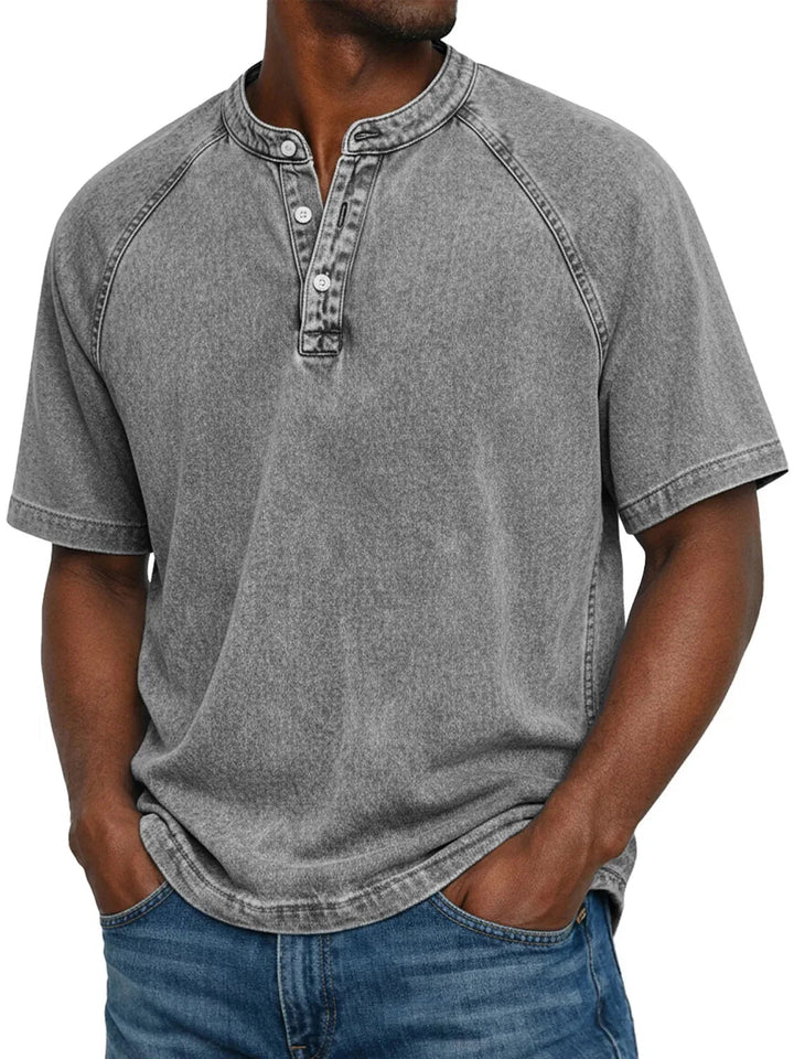 Homme portant le t-shirt Henley lavé gris à manches raglan, patte de boutonnage à trois boutons, porté avec un jean. 4