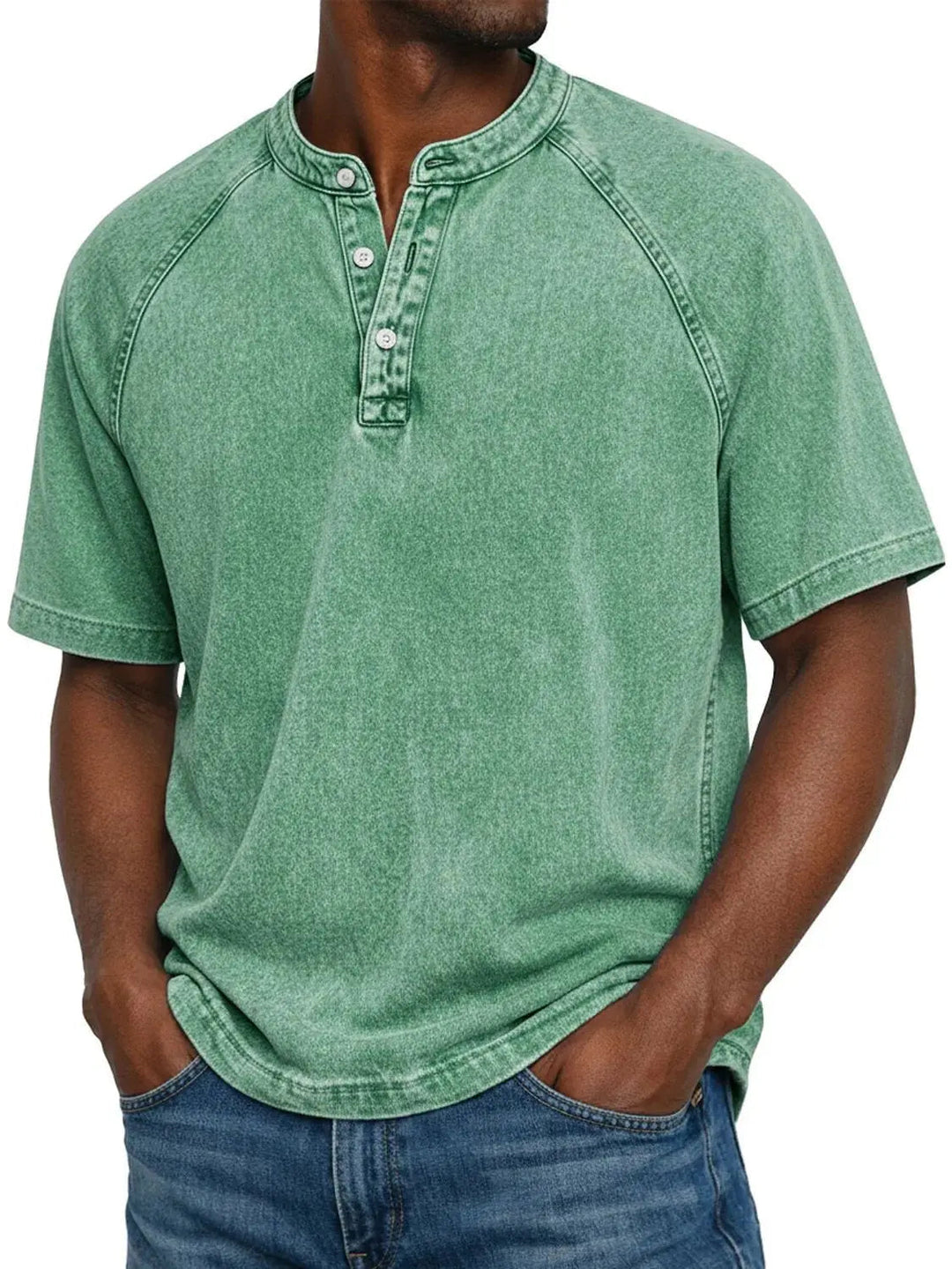 Homme portant le t-shirt Henley lavé vert clair à manches raglan et col boutonné, vu de face avec un jean. 6