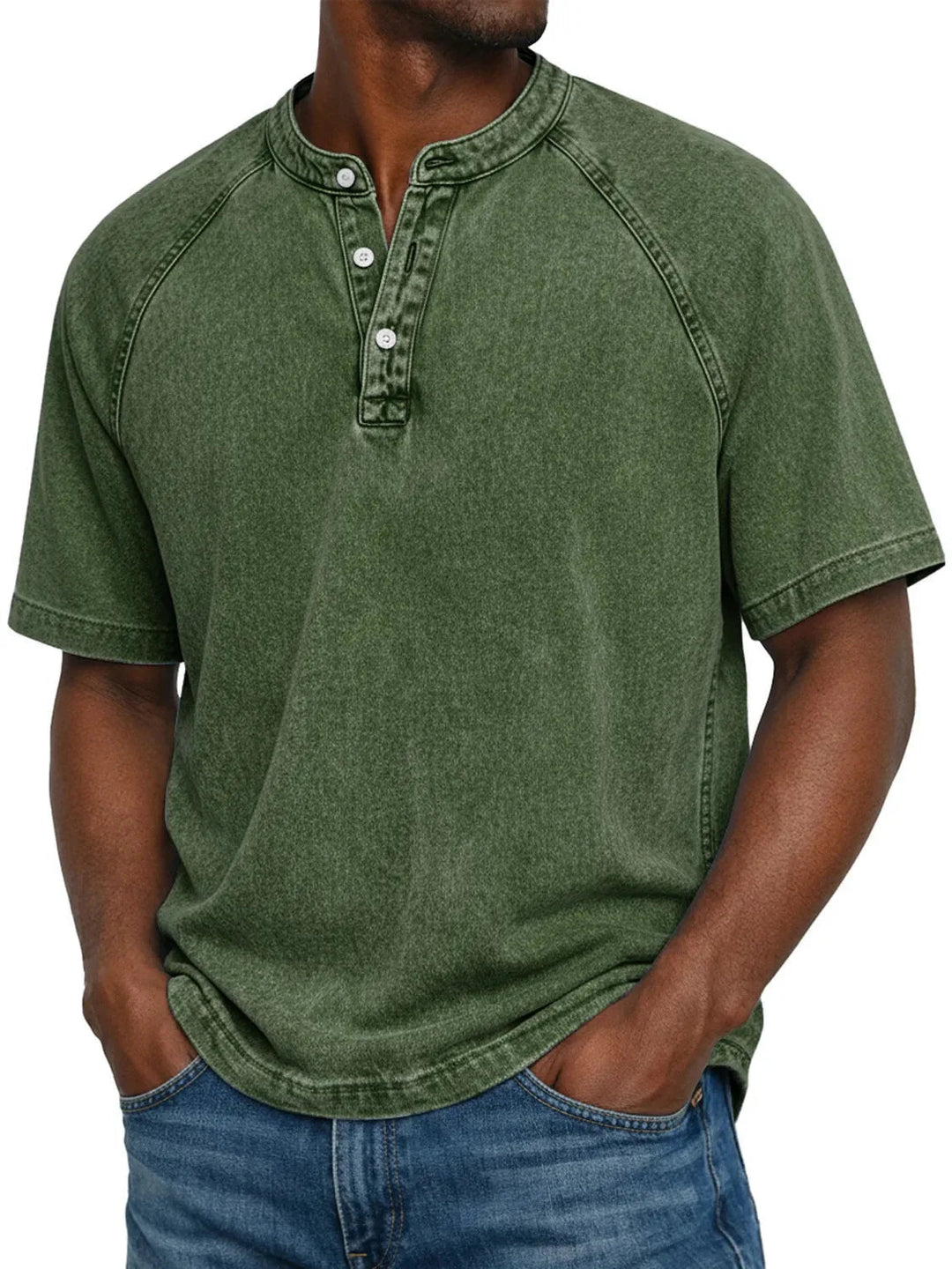 Homme portant le t-shirt Henley lavé vert foncé à manches raglan, trois boutons au col, associé à un jean bleu. 7