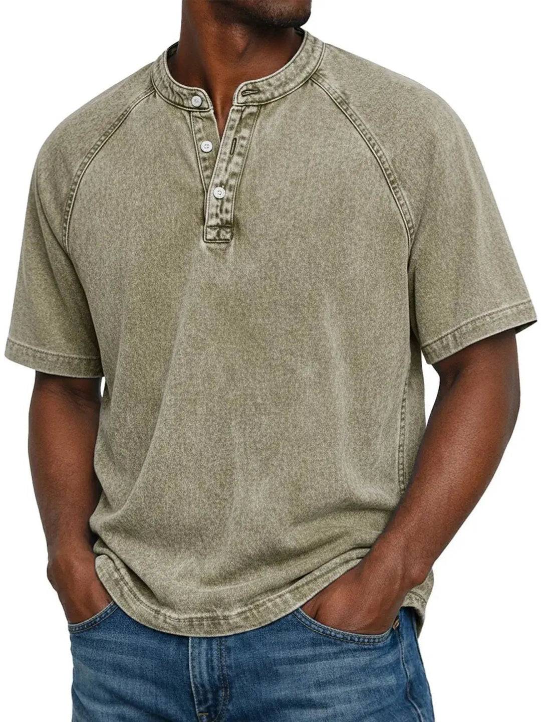 Homme portant le t-shirt Henley lavé vert kaki clair à manches raglan, col rond boutonné, avec un jean. 9