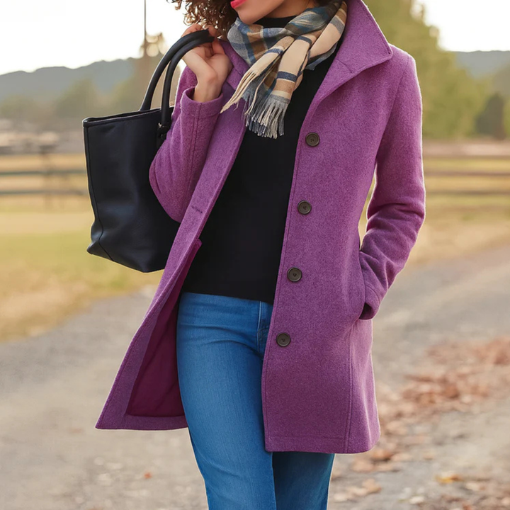 Manteau violet à col montant porté ouvert sur un pull noir et un jean, avec écharpe à carreaux et sac noir en extérieur. 5