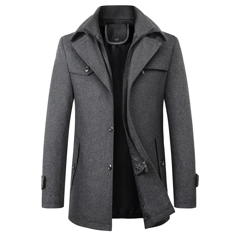 Vue de face du manteau gris chiné, couche intérieure zippée à col côtelé visible, boutons et pattes aux poignets. 2