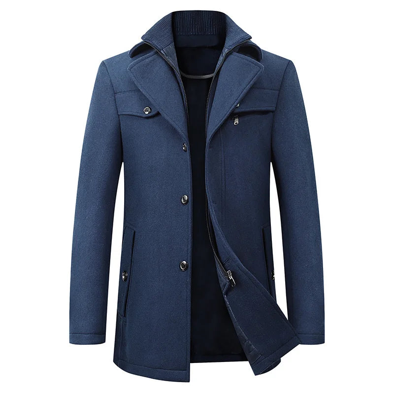 Vue de face du manteau bleu, ouvert sur la doublure zippée intérieure, avec poches à rabat et fermeture à boutons. 3