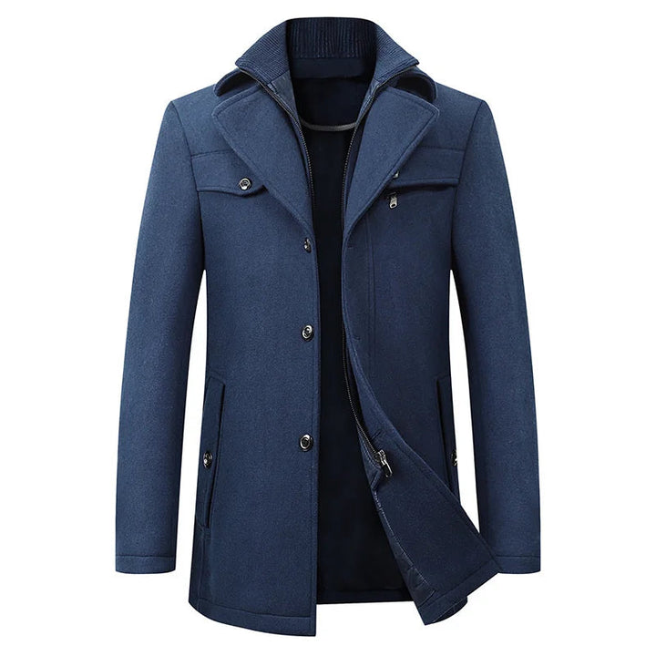 Vue de face du manteau bleu, ouvert sur la doublure zippée intérieure, avec poches à rabat et fermeture à boutons. 3