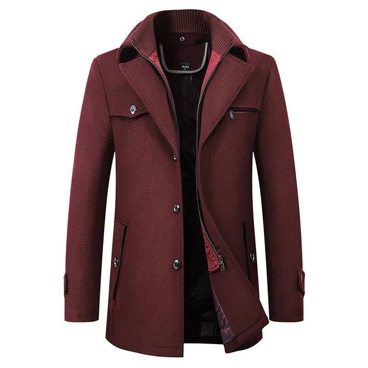 Vue de face du manteau bordeaux, doublure intérieure zippée à col tricoté, poches plaquées et poignets à pattes boutonnées. 4