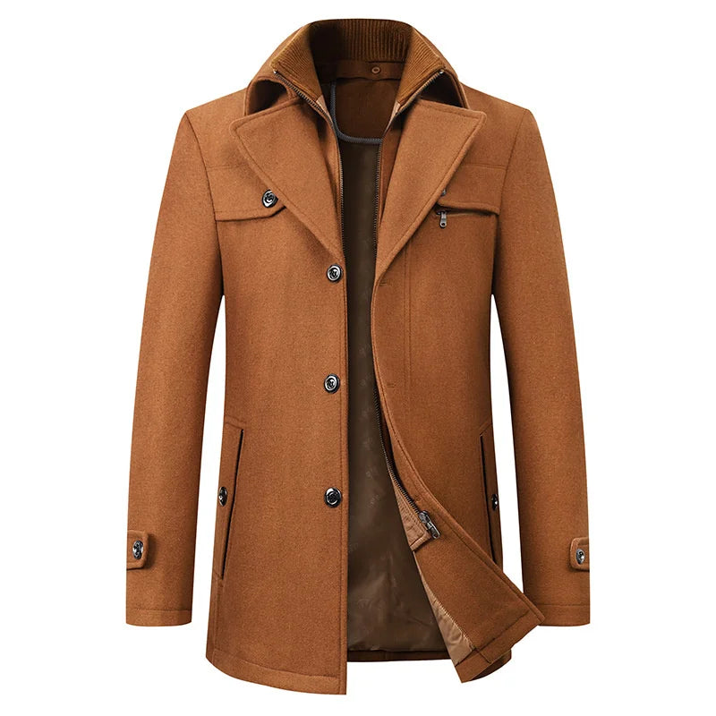 Vue de face du manteau camel, entrouvert sur la couche intérieure zippée à doublure marron, boutons sombres et poche zippée. 5
