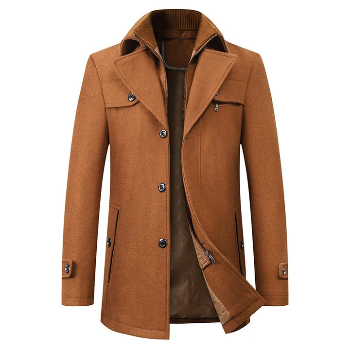 Vue de face du manteau camel, entrouvert sur la couche intérieure zippée à doublure marron, boutons sombres et poche zippée. 5