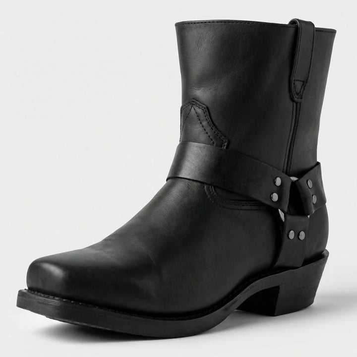 Version noire de la botte à sangle cloutée, vue de trois quarts, avec bout carré et talon bloc. 5