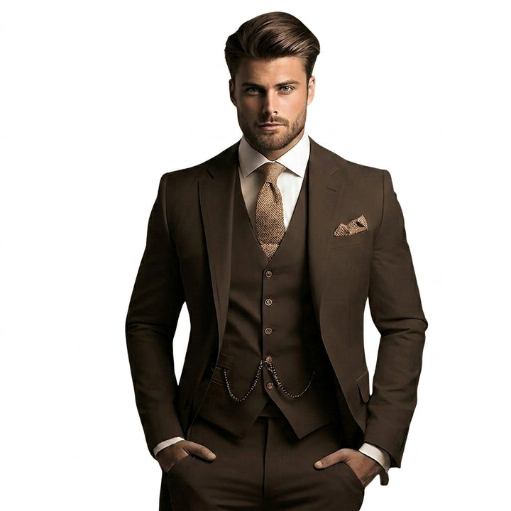 Homme portant le costume trois pièces marron foncé, chemise blanche, cravate et pochette texturées de ton caramel, mains dans les poches. 4