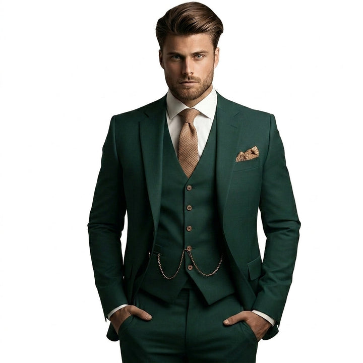 Homme portant le costume trois pièces vert sapin, gilet boutonné avec chaînette, cravate et pochette de ton cuivré à motifs. 5