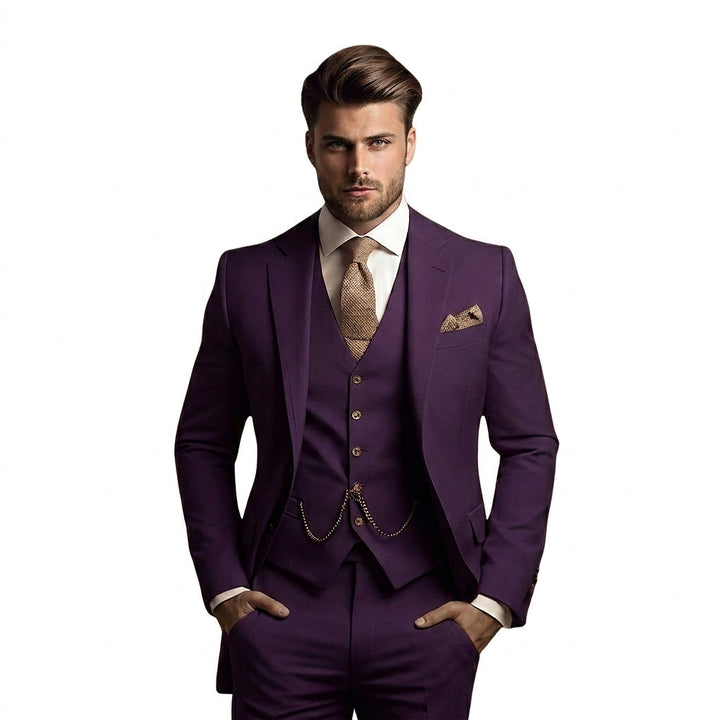Homme portant le costume trois pièces violet aubergine, avec gilet à chaînette, cravate et pochette beige texturées, sur fond blanc. 6