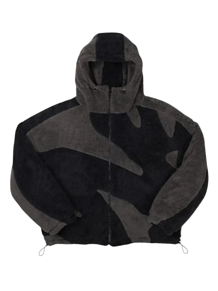 Veste zippée en polaire à capuche, panneaux noirs et gris anthracite, cordons de serrage à la capuche et au bas, vue de face. 1