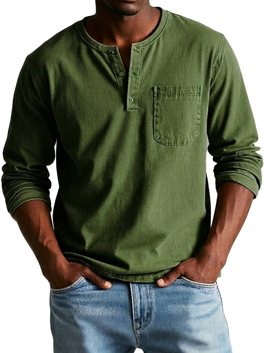 Même chemise Henley en vert kaki foncé, portée de face avec un jean bleu clair, manches retroussées. 2