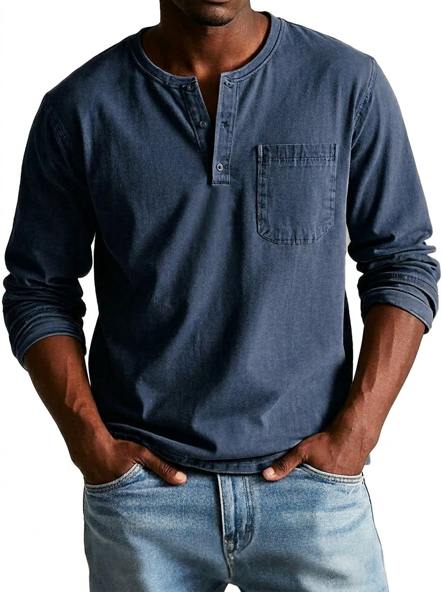 Chemise Henley en bleu marine délavé portée de face, patte de boutonnage à trois boutons et poche poitrine visibles. 3
