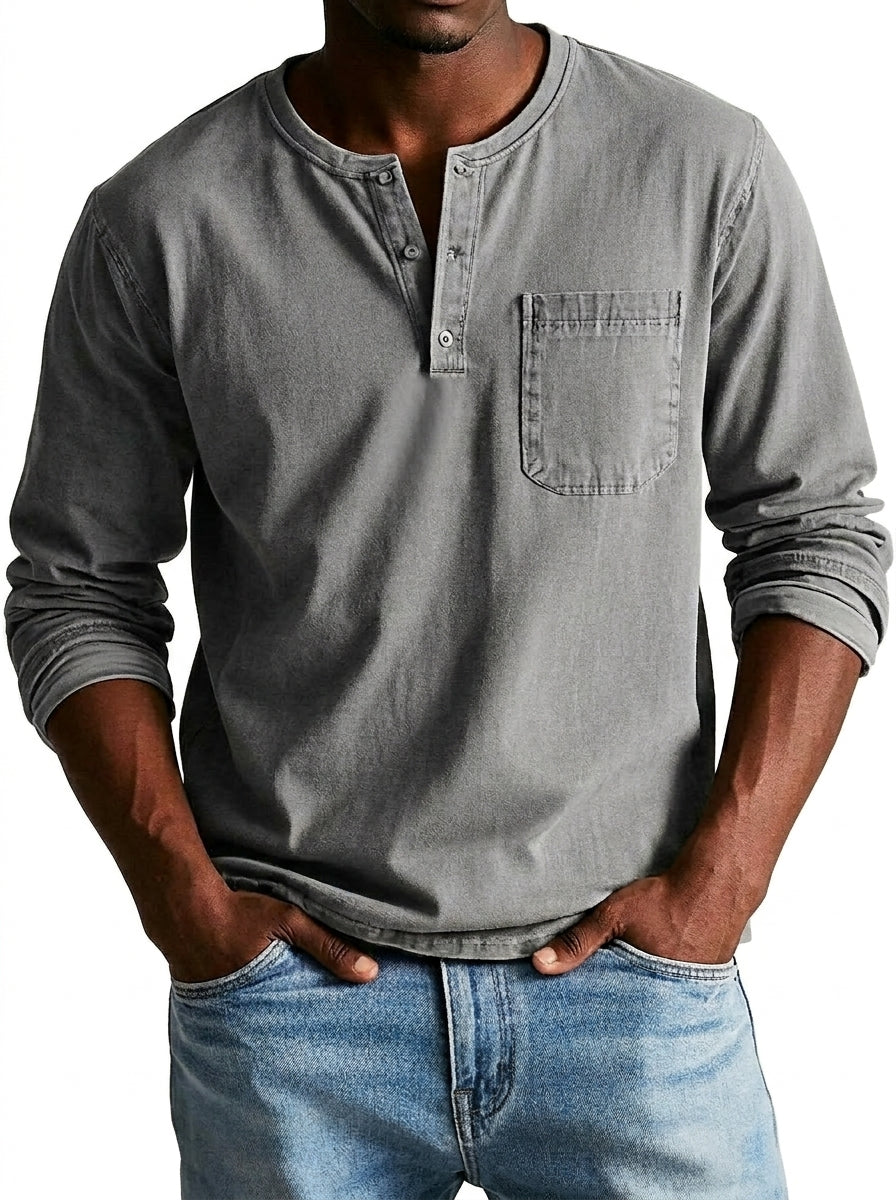 Chemise Henley grise portée par un modèle, mains dans les poches de son jean, poche poitrine plaquée sur le côté. 4