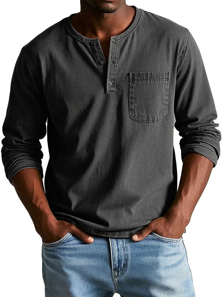Chemise Henley gris anthracite portée de face avec un jean bleu, col rond et boutons bien visibles. 5