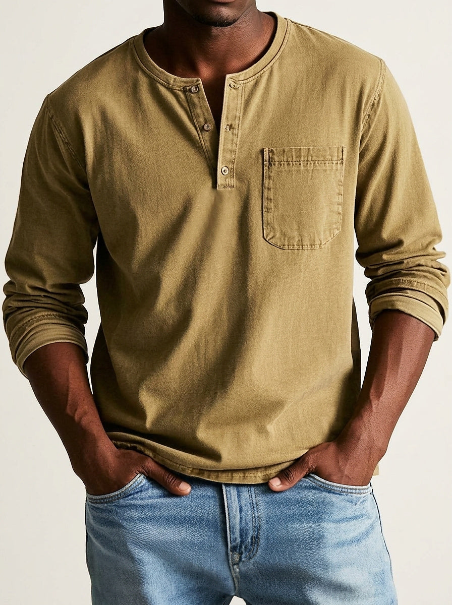 Chemise Henley couleur moutarde olive portée de face, détail de la patte de boutonnage et de la poche poitrine. 7