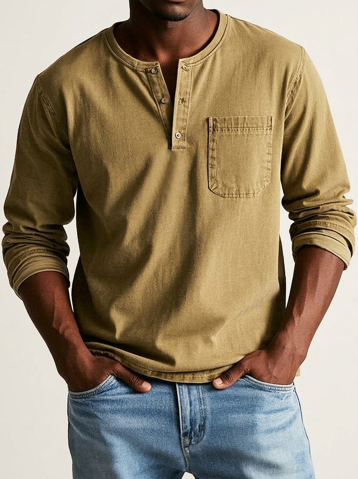 Chemise Henley couleur moutarde olive portée de face, détail de la patte de boutonnage et de la poche poitrine. 7