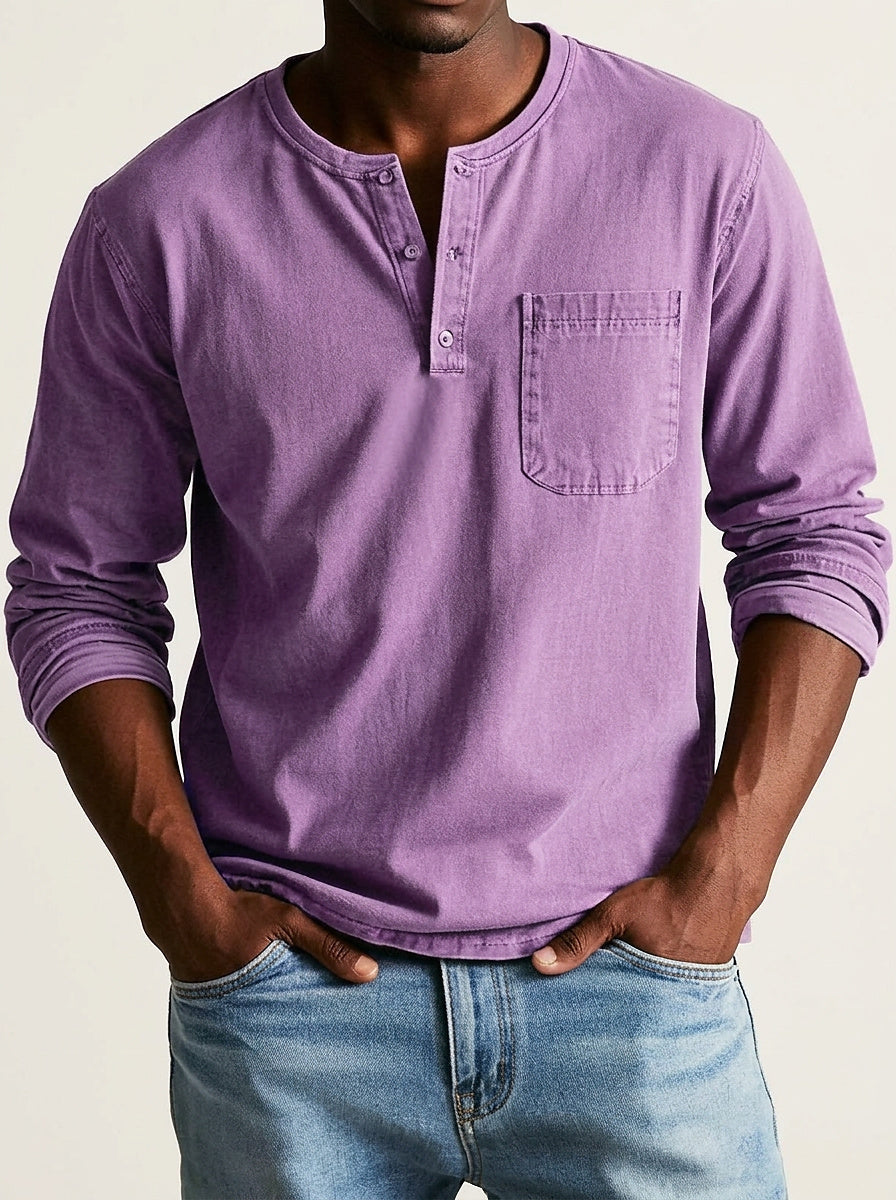 Chemise Henley violet lilas portée par un modèle de face, associée à un jean bleu clair. 8