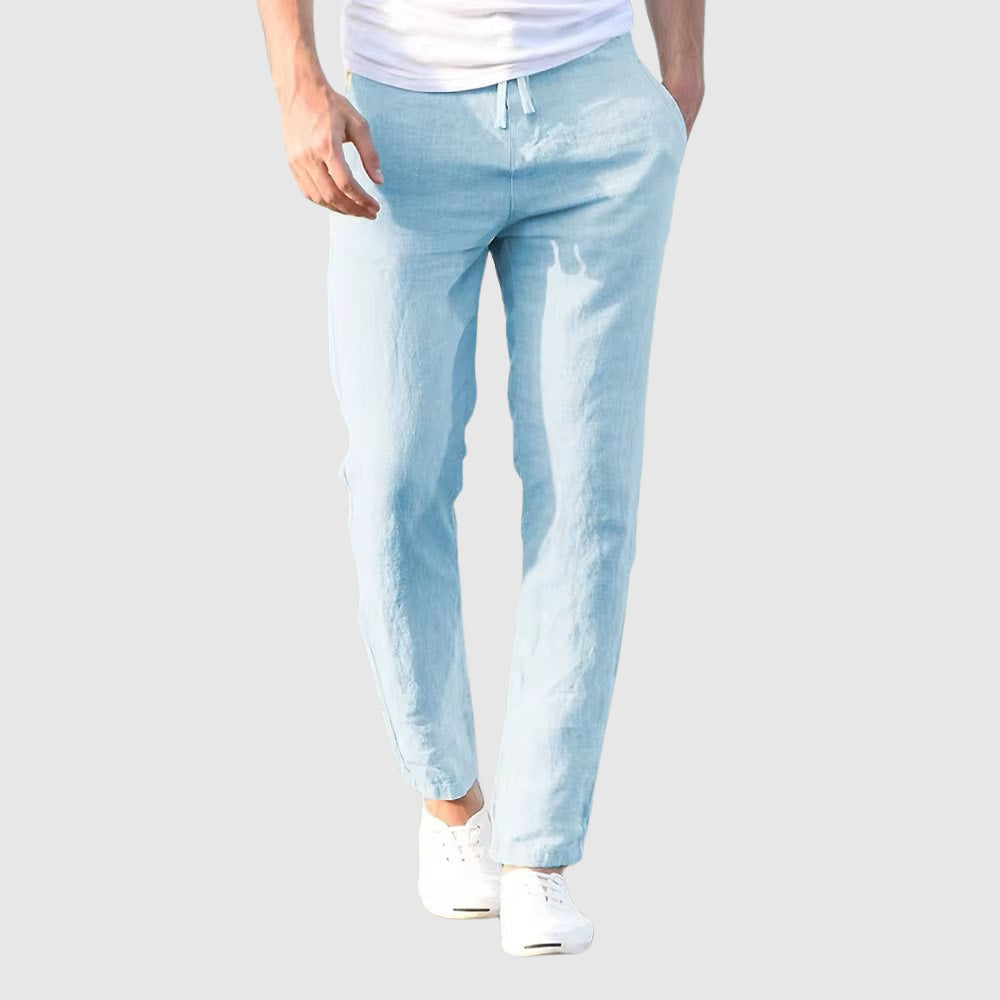 Vue de face du pantalon bleu ciel porté par un modèle, texture légèrement froissée et cordon noué à la taille. 5