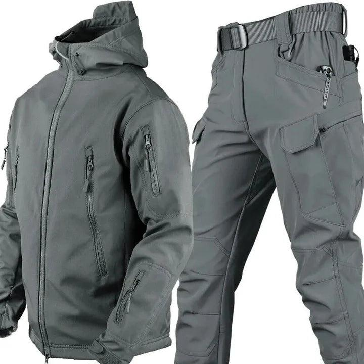 Ensemble veste à capuche et pantalon cargo en gris, vue de face avec poches zippées et poche latérale à rabat. 3