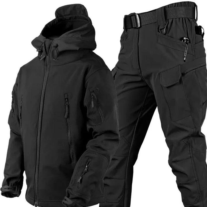 Ensemble veste à capuche et pantalon cargo ceinturé tout en noir, vu de face avec ses nombreuses poches zippées. 4