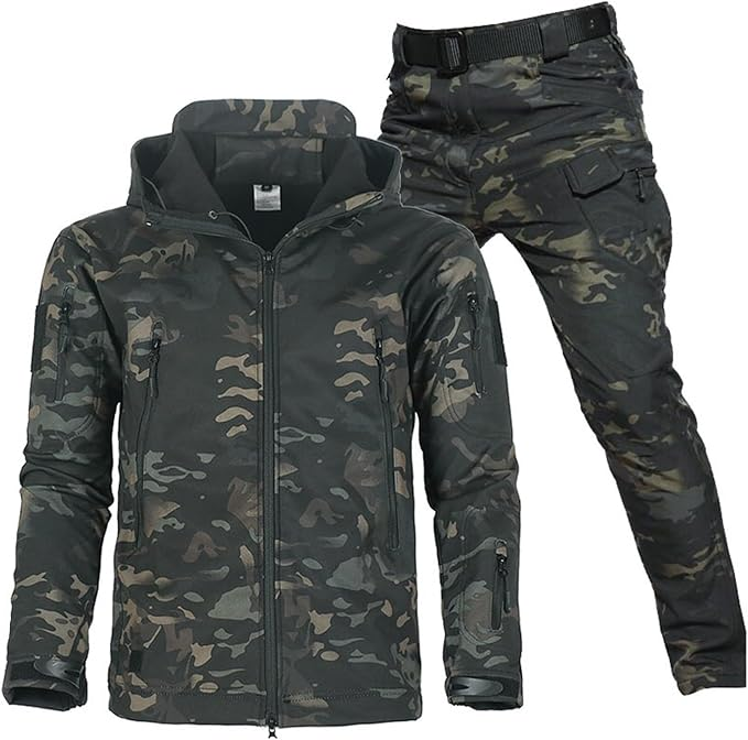 Veste à capuche et pantalon ceinturé en camouflage sombre vert, noir et marron, présentés à plat sur fond blanc. 5