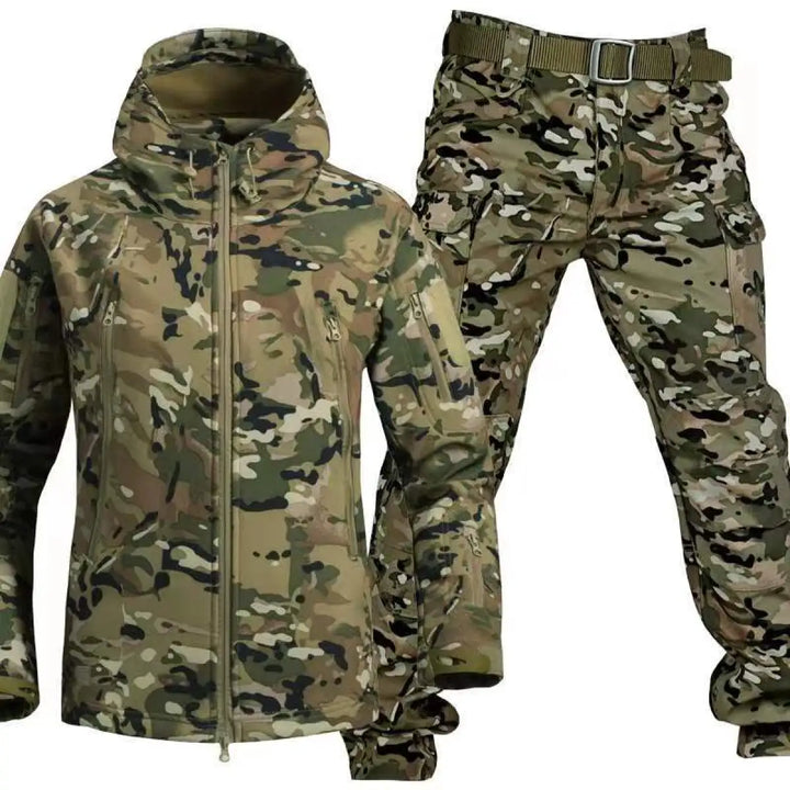Ensemble veste à capuche et pantalon cargo ceinturé en camouflage multicolore vert, beige et noir, sur fond blanc. 6