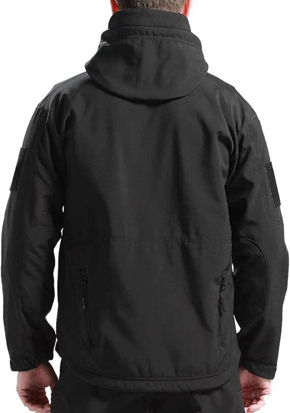Homme vu de dos portant la veste noire à capuche, avec poches zippées basses et patch sur la manche. 7