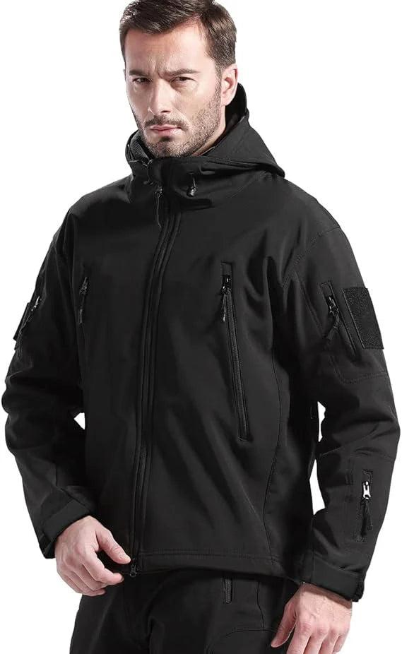 Homme barbu portant la veste noire à capuche zippée, vue de face avec poches de poitrine zippées et patch sur la manche. 8