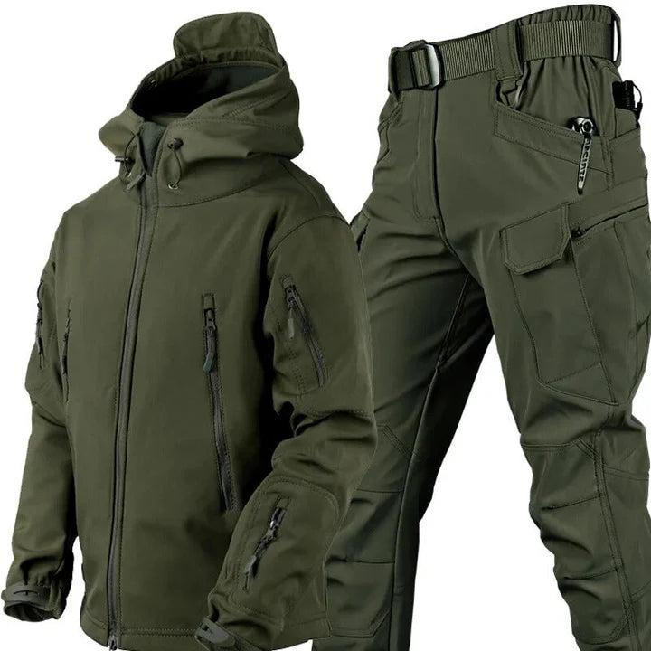 Veste à capuche zippée et pantalon cargo avec ceinture, présentés ensemble en vert olive sur fond blanc. 1