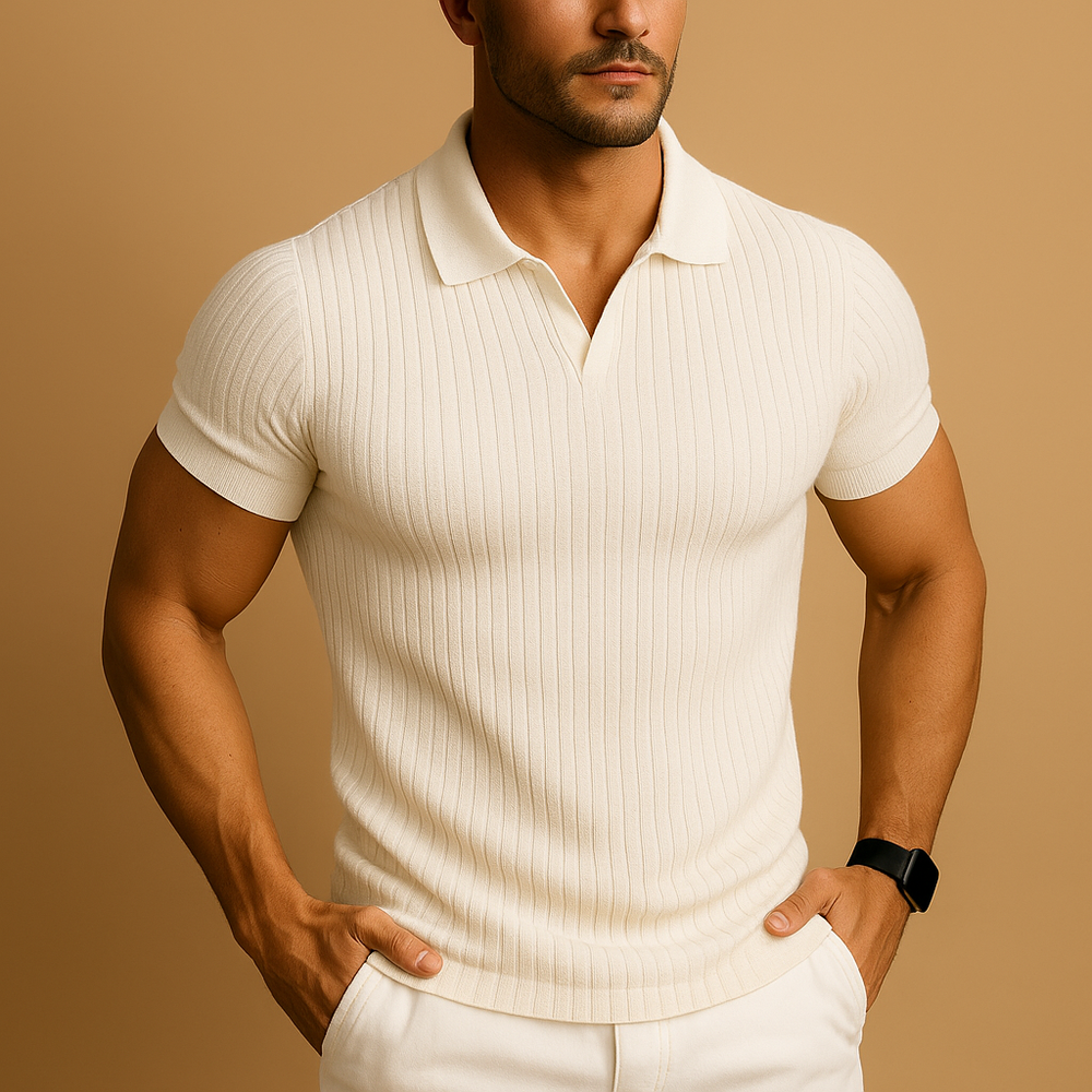 Même polo côtelé crème porté par un modèle musclé, mains aux hanches, sur fond beige chaud. 2
