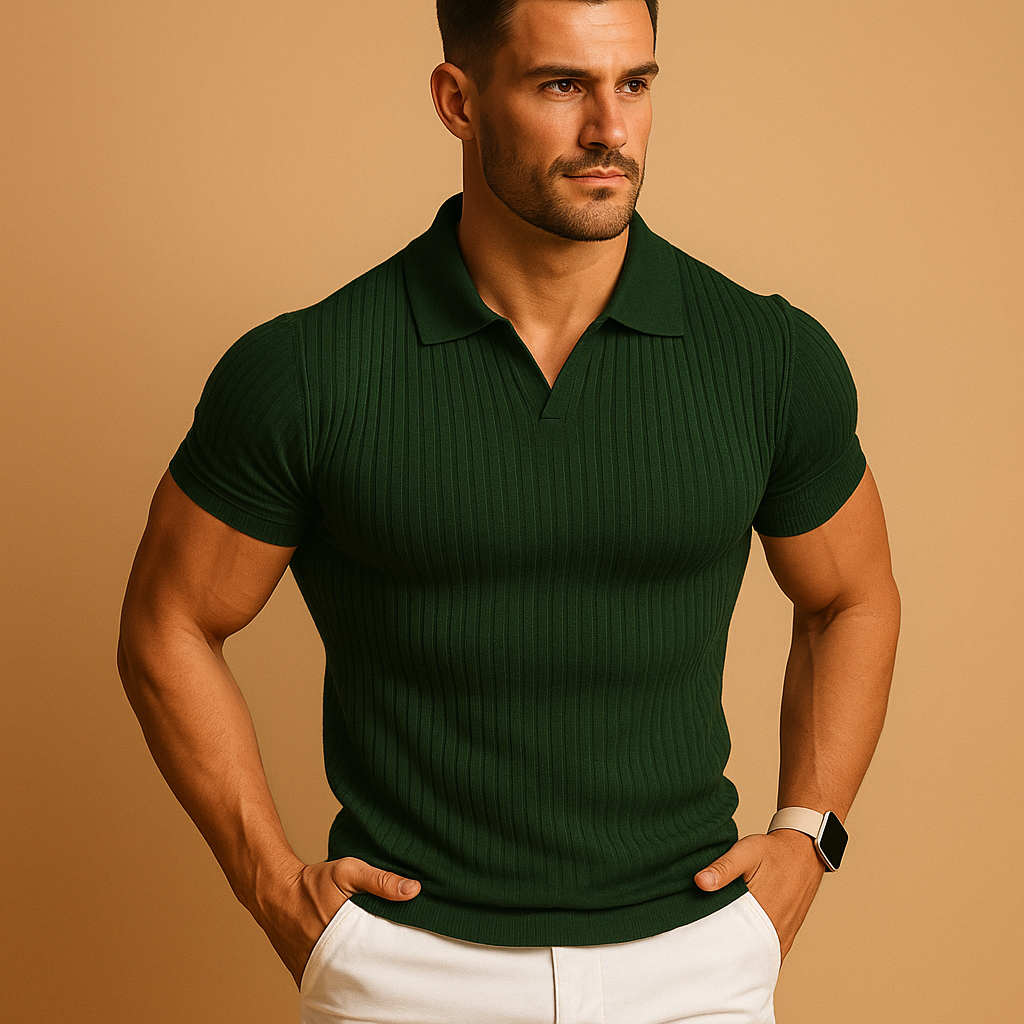 Polo côtelé vert foncé ajusté porté par un homme, mains dans les poches d'un pantalon blanc. 4
