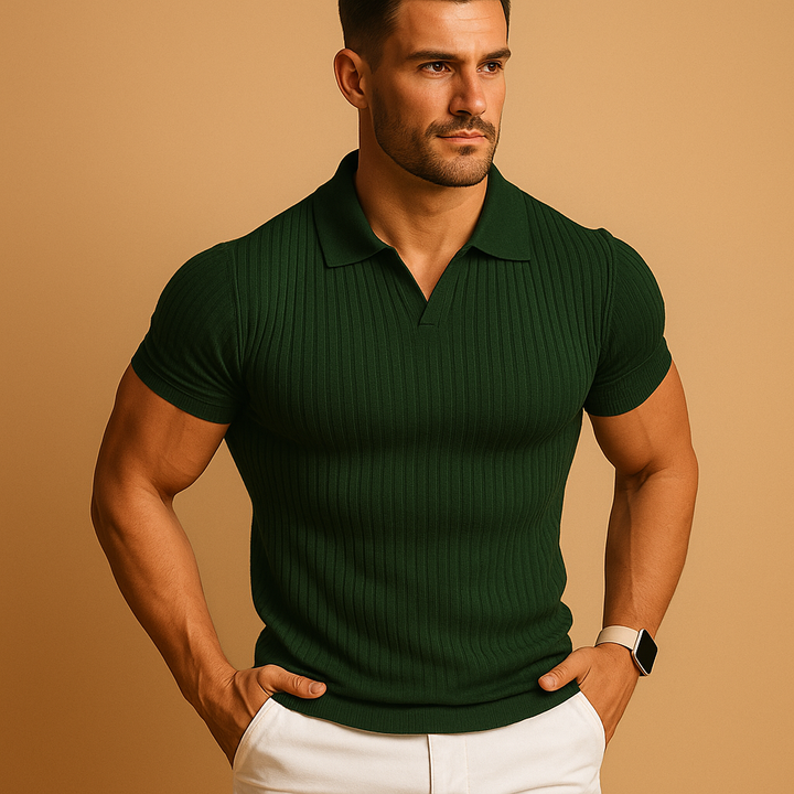 Polo côtelé vert foncé ajusté porté par un homme, mains dans les poches d'un pantalon blanc. 4