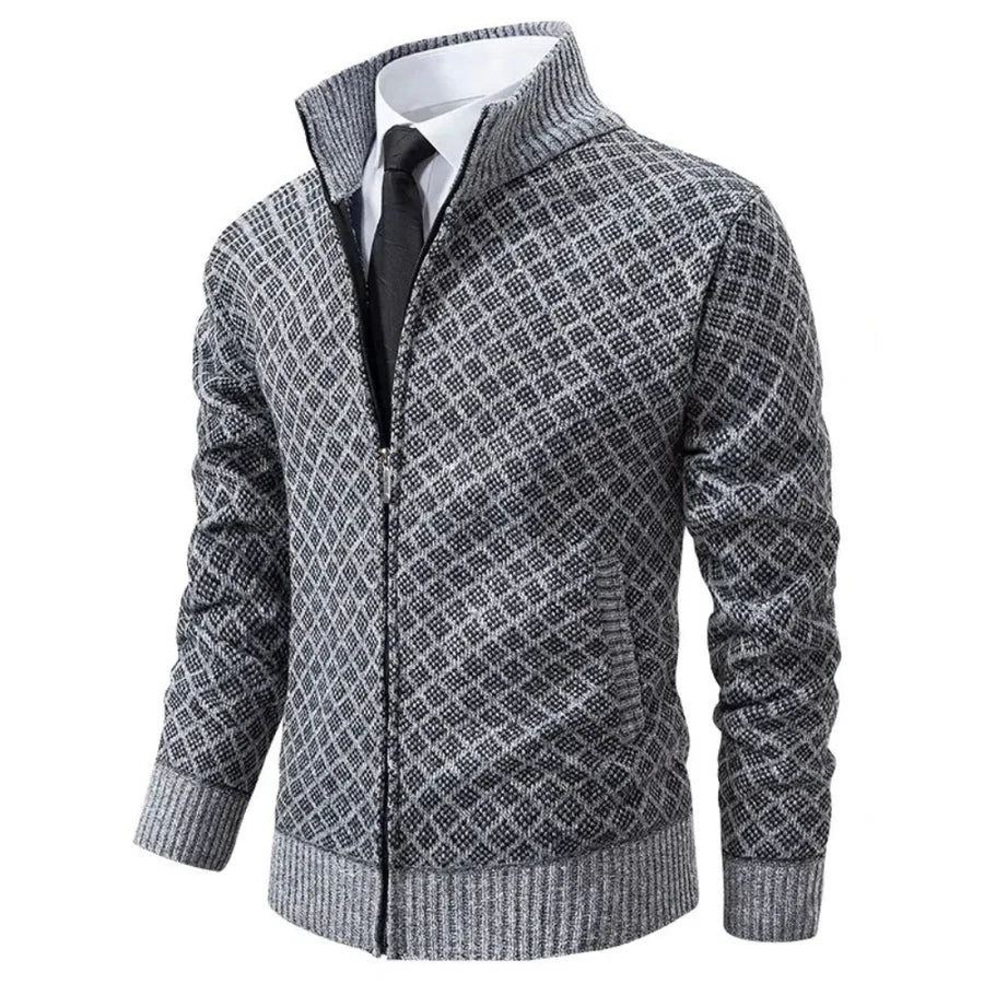 Cardigan zippé gris chiné à motif losanges, col montant, porté avec chemise blanche et cravate 2