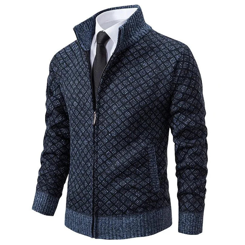 Cardigan zippé bleu marine à motif losanges, col montant, porté avec chemise blanche et cravate 3