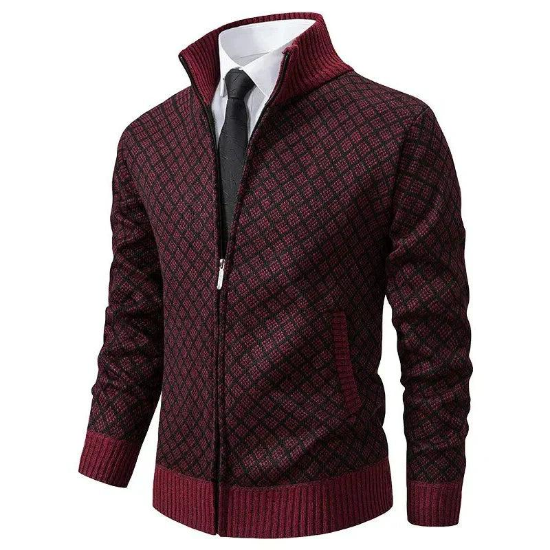Cardigan zippé bordeaux à motif losanges, avec poches et bords côtelés, porté sur chemise et cravate 4