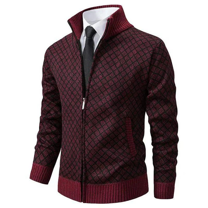 Cardigan zippé bordeaux à motif losanges, avec poches et bords côtelés, porté sur chemise et cravate 4