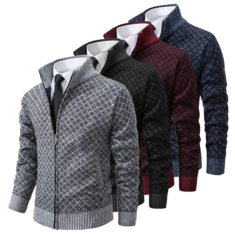 Quatre cardigans à losanges superposés en gris, noir, bordeaux et bleu marine, portés avec chemise et cravate 5