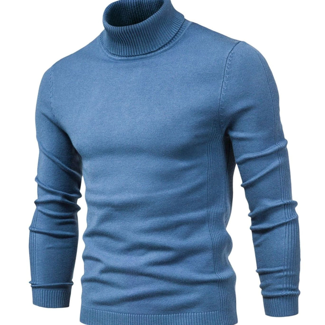Pull à col roulé bleu moyen vu de face, détails côtelés sur les manches et le bas 3