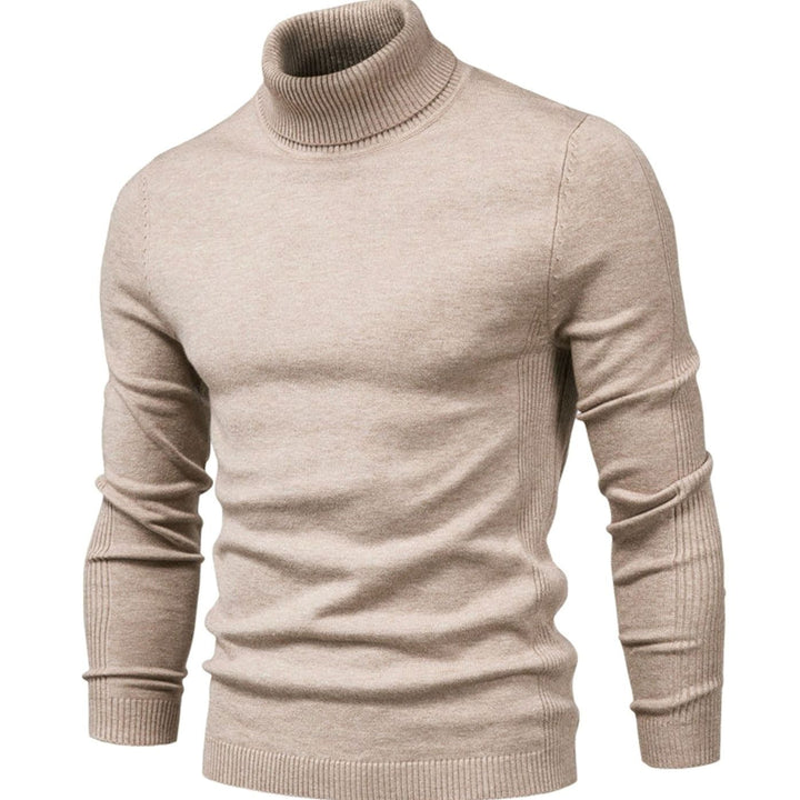 Pull à col roulé beige clair vu de face, col haut côtelé et manches ajustées 6